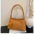 Dettaglio borsa sottobraccio in pelle scamosciata senape con nodo e pochette - Marrone