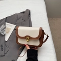 Bolso bandolera retro en crema y marrón con hebilla de anillo dorado y diseño chic - Blanco Roto