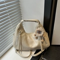 Elegante borsa tote beige in ecopelle con cerniere laterali e ciondolo in peluche morbido - Con Ciondolo / Bianco