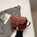 Bolso bandolera de cuero PU marrón retro con hebilla dorada y solapa con ondas - Marrón