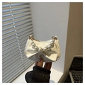 Détail d'un sac à main blanc en forme de nœud avec anse en perles et cuir PU souple - Blanc