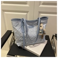 Détail d'un sac cabas bleu ciel avec broderies florales et texture plissée en relief - Bleu (Avec Pendentif Ours)