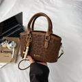Borsa a secchiello marrone leopardata con manici tondi e pendente in legno - Con Pendente di Perline / Leopardo Marrone