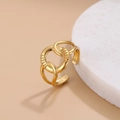 Detail van een 18K vergulde verstelbare ring met getextureerde in elkaar grijpende cirkels - Gouden Stijl (C2127)