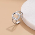 Zilveren dubbele ring met rasterpatroon op een witte ronde stenen ondergrond - Zilveren Stijl (C2128)