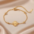 Pulsera de trébol ajustable de acero inoxidable dorado con textura radial sobre seda champán - Estilo Trébol Dorado (C4467)