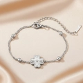 Pulsera trébol ajustable de acero inoxidable plateado con textura radiante - Estilo Trébol Plateado (C4468)