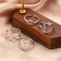 Set van minimalistische zilveren open ringen met hartmotieven op zijde en hout - Zilver (C8774)