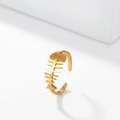 Gedetailleerde weergave van 18K vergulde visgraatring van roestvrij staal met open band - Gouden Visgraat Stijl (F1461)