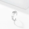 Verstelbare visgraatring in mat zilveren afwerking voor dames op een witte achtergrond - Zilveren Visgraat Stijl (F1462)