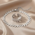 Silbernes Blatt-Halsketten- und Ring-Set auf hochwertigem champagnerfarbenem Seidenstoff - Silberblatt-Stil (F3168)