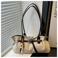 Détail du sac cabas en daim beige avec sangle noire et perles décoratives en bois - Avec Pendentif / Kaki