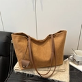 Grand sac cabas en suédine marron avec bandoulière et détail de pendentif en cuir - Marron