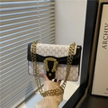 Borsa a tracolla retrò con motivo a monogramma, catena dorata e dettagli in pelle - Bianco