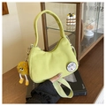 Dettaglio della borsa a tracolla in velluto a coste verde chiaro con ricamo e ciondolo - Senza Ciondolo / Verde-giallo