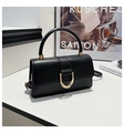 Detailsicht der schwarzen Handtasche mit markanter goldener U-förmiger Metallschnalle - Schwarz