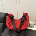 Sac bandoulière demi-lune rouge en nylon avec sangle noire réglable sur plateau - Rouge