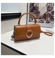 Detail der karamellbraunen Lederhandtasche mit goldener D-Ring-Schnalle und Tragegriff - Braun