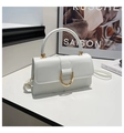 Detailansicht einer weißen minimalistischen Handtasche mit goldener D-Ring-Schnalle und Leder - Weiß