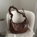 Borsa hobo marrone con tracolla a nuvola plissettata e finitura in ecopelle lucida da donna - Marrone