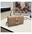 Detail der minimalistischen beigen Ledertasche mit eleganter goldener U-förmiger Schnalle - Khaki
