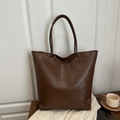 Donkerbruine grote kunstlederen tote bag met slangenpatroon en lange handvaten - Bruin