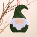 Suspension de Noël gnome scandinave en feutre vert foncé avec barbe blanche et ruban rouge - Vert
