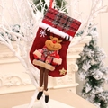 Roter Weihnachtsstrumpf zum Aufhängen mit 3D-Rentierpuppe und Schneeflocken-Stickerei - Hirsch