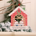 Adorno de madera de Navidad con familia con mascarilla y texto de estancia en casa - Casa Roja