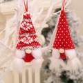 Weihnachtswichtel-Anhänger mit roten Strickmützen und weißen Bärten an Dekozweigen - Rot-weiß Gestreifter/Schneeflocken-Jacquard-Stil