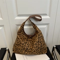 Große Hobo-Schultertasche mit Leopardenmuster aus Wildlederimitat für den Alltag - Leopardenbraun