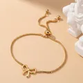 Détail du bracelet doré avec pendentif nœud et chaîne à mailles carrées ajustable - Style de Nœud (F3195) / Doré