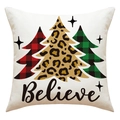 Dettaglio della federa natalizia in lino con tre alberi decorati e la scritta Believe - Tre Alberi di Natale Believe (23YM95-3)