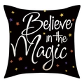Détail de la taie d'oreiller noire avec texte Believe in the Magic et étoiles - Believe in the Magic (23YM112-2)