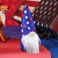 Gnomo patriottico con cappello a pois rosso bianco blu e barba di peluche bianca - Stile a Pois