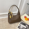 Borsa hobo in pelle marrone con sciarpa di seta vintage e design a mezzaluna minimalista - caffè