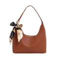 Braune Halbmond-Schultertasche aus genarbtem Leder mit Vintage-Seidenschal-Detail - Braun