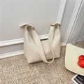 Borsa hobo minimalista in pelle bianco opaco con tracolla regolabile e dettagli dorati - Bianco