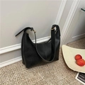 Borsa minimalista a mezzaluna in pelle nera martellata con dettagli in oro eleganti - Nero