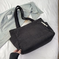 Bolso tote grande de pana negra para mujer con bolsillos laterales y correas de hombro - Negro