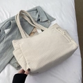 Bolso tote de pana en color blanco roto con diseño espacioso y rayas texturizadas - Blanco Roto