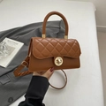 Bolso de mano cuadrado pequeño marrón acolchado con cierre giratorio dorado y bandolera - Marrón