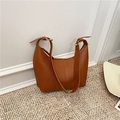 Borsa a tracolla marrone in pelle litchi con doppie cinghie regolabili e fibbie - Marrone