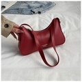 Dettaglio della borsa sottospalla in pelle rossa testurizzata con logo bianco e zip - Rosso