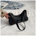 Dettaglio della borsa sottobraccio in pelle nera a grana con zip argento e testo bianco - Nero