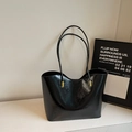Bolso tote negro brillante con tirantes finos y detalles decorativos de metal dorado - Negro
