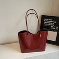 Elegante bolso tote de charol burdeos con acabado brillante y diseño de borde ondulado - Burdeos