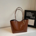 Bolso tote de cuero encerado marrón con detalles dorados y gran capacidad interior - Marrón