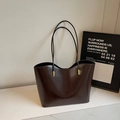 Bolso tote grande minimalista en marrón oscuro de cuero sintético con detalles dorados - café