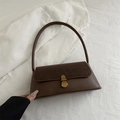Detail der braunen Vintage-Schultertasche mit Wildleder-Patchwork und Goldschnalle - Dunkelbraun